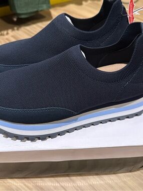 Blondo lakelyne Navy Knit Slip-On Women's Sneakers size 8.5
